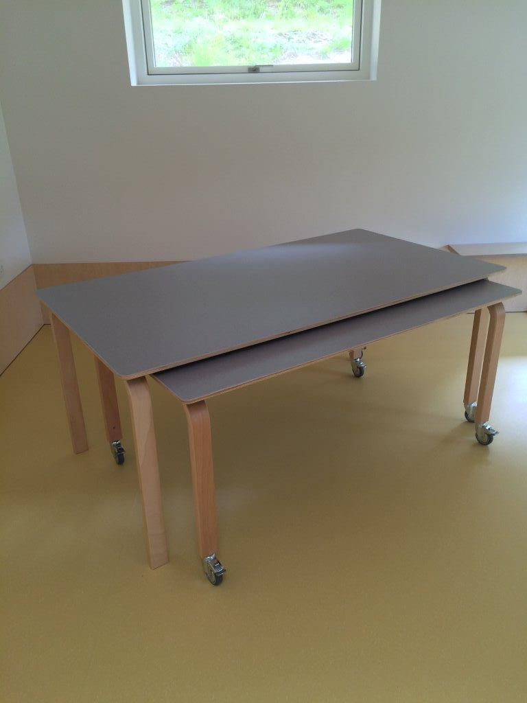 Indskudsbord med gummi på bordpladen, træben og hjul