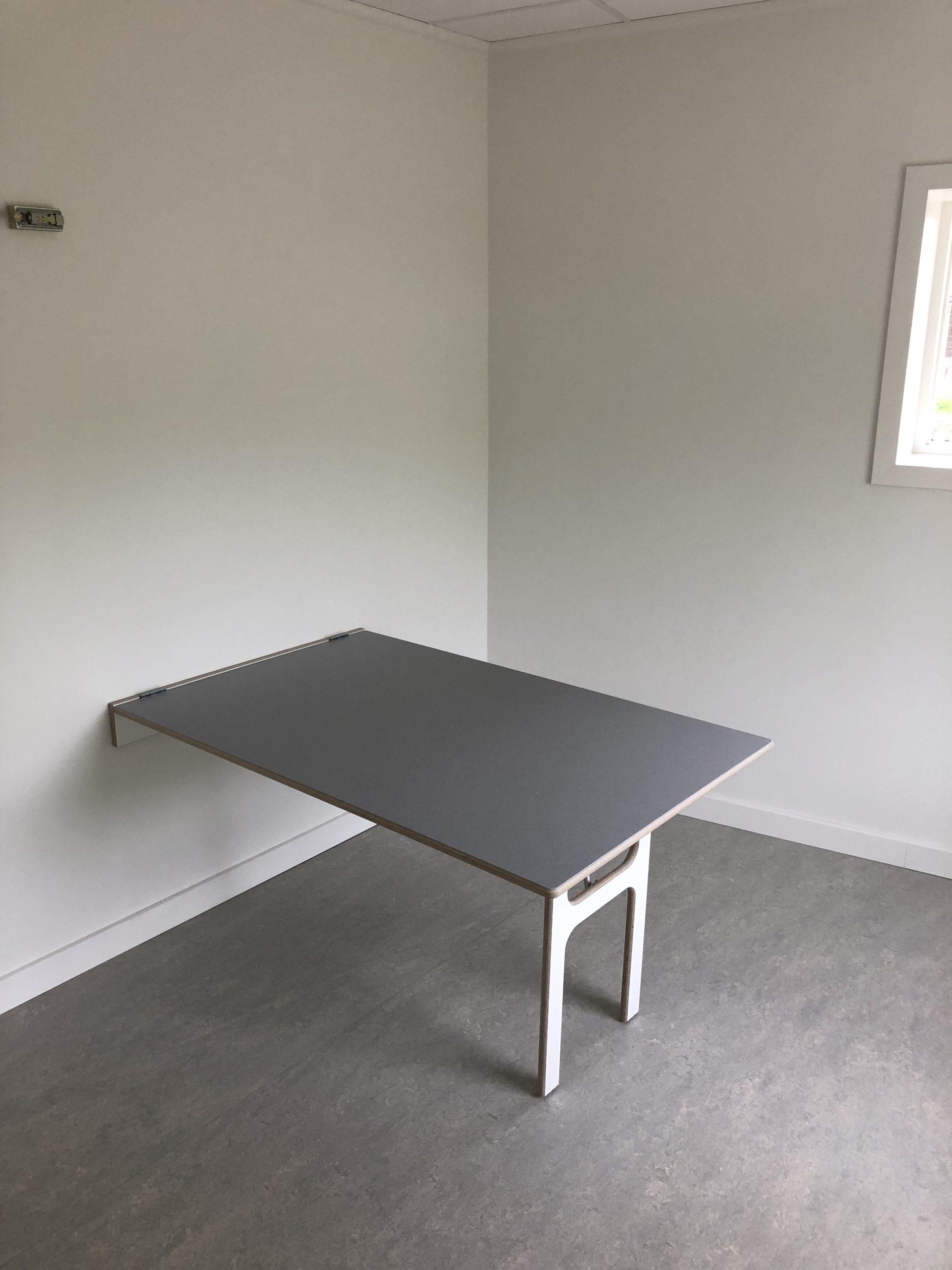 Væghængt bord med gummi på bordpladen